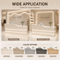 Comptoir de réception moderne et minimaliste crème avec éclairage LED, idéal pour hôtels de luxe, salons de beauté et boutiques.