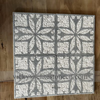 Mosaïque de marbre naturel fait main, motif floral, en pierre de Thassos blanc et bleu argentin, à face fendue, pour crédence murale