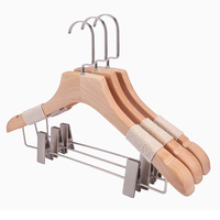 Logo personnalisé magasin de vêtements pince antidérapante cintre en bois massif luxe or crochets vêtements cintre en bois avec clip tige