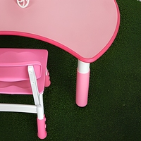 Petit ensemble table et chaises en forme de croissant pour enfants avec pieds réglables en hauteur pour salle de jeux, chambre d'enfant et crèche
