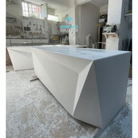Comptoir de caisse moderne personnalisable avec finition mate, table de réception en pierre artificielle, surface solide