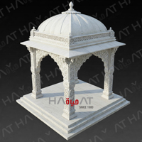 Pavillon de jardin de style ferme indien traditionnel en marbre, artisanal, écologique, avec piliers ornés, pour cour de lac de luxe