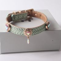 Nouveaux produits pour animaux de compagnie Aming, collier pour chien en tissu PU style princesse scintillant de Zhejiang avec fermeture à boucle métallique, modèle AMD19710