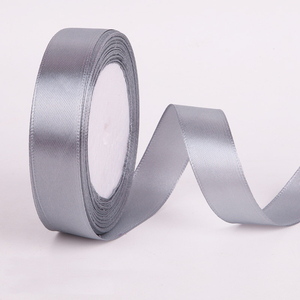 Großhandel Hochwertige 2 cm Blumenstrauß Satin band Rolle individuell bedruckte einfarbige Polyester Satin Bänder für Geschenk verpackung - Product Image 3