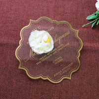 Élégante carte d'invitation de mariage en damassé rouge avec feuille d'or, motif féerique, en papier transparent festonné, avec carte 'Save the Date' et enveloppe blanche