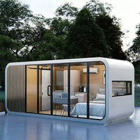 La maison préfabriquée modulaire en acier est une villa capsule à deux étages utilisée pour les chambres et les bureaux de l'hôtel