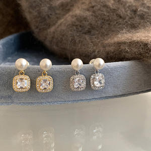 Pendientes de Diseño Coreano de Lujo al por Mayor, Pendientes Simples con Colgante de Perla Cuadrada para Mujer - Product Image 1