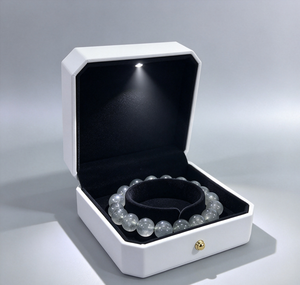 Boîtier carré en PU blanc mat avec structure à rabat, doublure en flocage noir, couvercle à rabat, perles lumineuses LED intégrées, aimant haut de gamme - Product Image 6