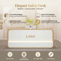 Bureau d'accueil bicolore de style crème minimaliste personnalisé avec éclairage LED encastré pour salon de beauté et boutique
