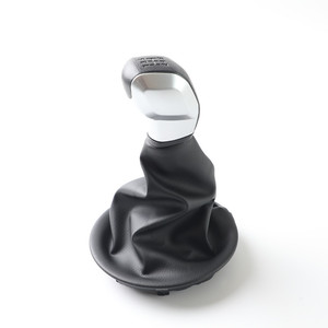 Poignée de levier de vitesse ergonomique en cuir pour modèles avec logo - Product Image 1