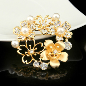 Nouvelles Broches de Luxe Personnalisées en Alliage Plaqué Or avec Perles d'Eau Douce Camélia pour Femme – Idéales pour le Quotidien, les Fiançailles, les Mariages et les Fêtes - Product Image 5