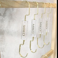 KABEEN-accesorios personalizados para tienda minorista, gancho de metal dorado con logotipo acrílico para sombrero de arranque, estante de exhibición de bolso