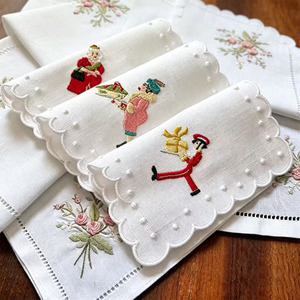 Serviettes carrées jetables modernes blanches 100 % lin brodé pour fêtes, maison, mariages, restaurants et avions - Sous-verres personnalisés - Product Image 2