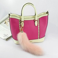 Porte-clés queue de renard artificielle moelleuse à la mode chaude porte-clés en métal fait à la main avec motif en peluche pour jouets vêtements rembourrage automatique