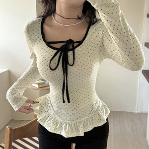 Camiseta de manga larga con estampado de lunares, cuello redondo, cintura fruncida con cordones y volantes, estilo femenino con bordes en contraste de color. - Product Image 5