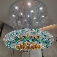 Grand lustre de plafond d'hôtel moderne pour salon Luminaire suspendu en cristal de couleur personnalisé Luminaire suspendu en cristal de couleur pour hall d'entrée