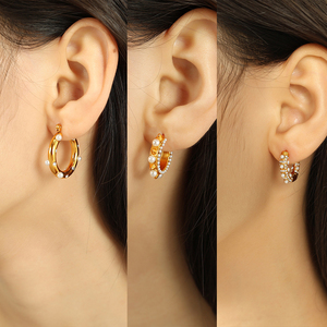 Boucles d'oreilles créoles torsadées en acier inoxydable plaqué or 18 carats PVD de haute qualité, avec zircons et perles, style tendance - Product Image 6