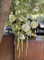 Boules de fleurs artisanales blanches de roses, lys calla, hortensias et verdure, centre de table romantique pour décoration de mariage