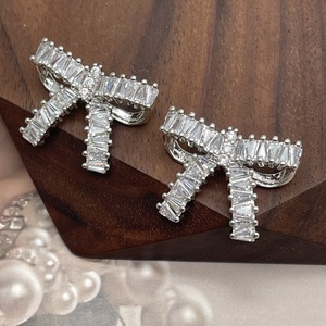 Sang Trọng Đầy Đủ Kim Cương Ban Đầu Thư Nút Cho Dresses Hợp Thời Trang Sáng Bóng Rhinestone Bảng Chữ Cái W Tay May Pha Lê Nút Bán Buôn - Product Image 1