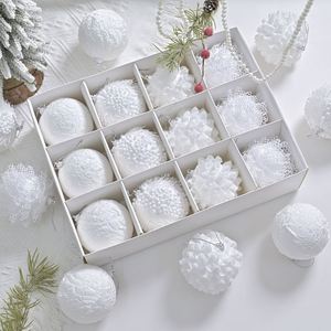 Ensemble de 12 décorations de Noël de luxe Blanche-Neige, boules suspendues texturées et scintillantes, élégantes décorations pour arbre de Noël sur le thème du pays des merveilles hivernales - Product Image 1