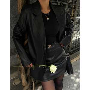 Conjunto de Falda Corta por Encima de la Rodilla y Chaqueta de Cuero Negra, Estilo Casual, Corte Ajustado, Tejido de Punto Acanalado, Decoración con Logotipo, Temporada de Otoño - Product Image 3