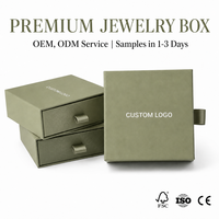 Boîte à bijoux de luxe vert sauge avec logo personnalisé, tiroir coulissant et insert en microfibre pour emballage de colliers et boucles d'oreilles