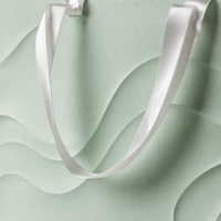 Sacs cadeaux personnalisés robustes et écologiques avec finition texturée 3D couleur menthe, logo gaufré à l'or et poignées en ruban pour emballage cadeau