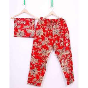 Conjunto de Pijama de Mujer con Estampado Rojo, Cintura Elástica, Manga Larga, 100% Algodón Satinado, Diseño de Jardín Rosa - Product Image 3
