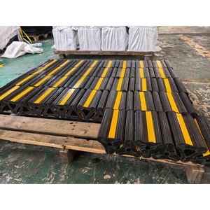 Protector de Pared Reflectante Negro Ecológico de Goma Sólida Reciclada y Plástico PVC para Seguridad en Estacionamientos - Product Image 3