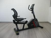 Vélo d'exercice inclinable TOPFIT à faible impact pour seniors, machine de rééducation à domicile, cycle statique magnétique avec design à cadre bas.