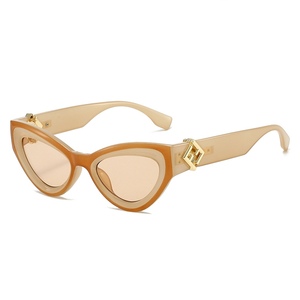 Gafas de Sol de Moda al por Mayor 2025, Gafas de Sol con Protección UV400 y Diseño de Ojo de Gato con Logotipo Personalizado para Mujer - Product Image 4