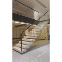 Escalier droit en marbre pour intérieur, durable, design moderne et minimaliste pour projets résidentiels et commerciaux