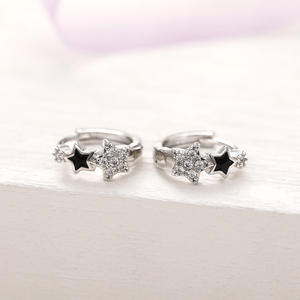 Boucles d'oreilles Huggie Étoile Blanche Champagne en Argent 925 avec Sertissage Pavé Étoile Noire pour Femme, Usage Quotidien - Product Image 5