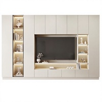 Meuble TV mural intégré avec étagères ouvertes et tiroirs, console multimédia moderne et minimaliste pour salon de style farmhouse