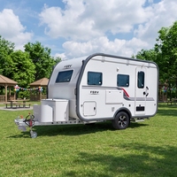 Camping-car de luxe de style moderne avec cuisinière à induction, pour usage familial, mini-caravane tout-terrain pour voyages.