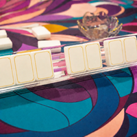 Ensemble de Mahjong de Luxe en Acrylique Floral avec Design Écologique, Tuiles Blanches Nacrées à Motifs Spirales, Cadre Doré - Cadeau de Collection pour Femmes