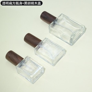 Botella de perfume cuadrada de 10 ml, de vidrio mate, con roll-on y tapa metálica para dispensar muestras de fragancias. - Product Image 4