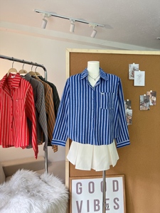 เสื้อเชิ้ตผู้หญิงลายทางความยาวปานกลาง รุ่น A801 ผ้าฝ้ายหนา แต่งกระเป๋าป้ายโลหะ ปกคอเสื้อพับได้ สไตล์ลำลอง เหมาะสำหรับฤดูใบไม้ผลิและฤดูร้อน - Product Image 4