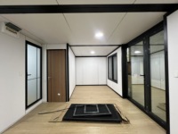 Villa modulaire préfabriquée avec entrée LED, studio moderne gris anthracite pour bureau à domicile dans la cour