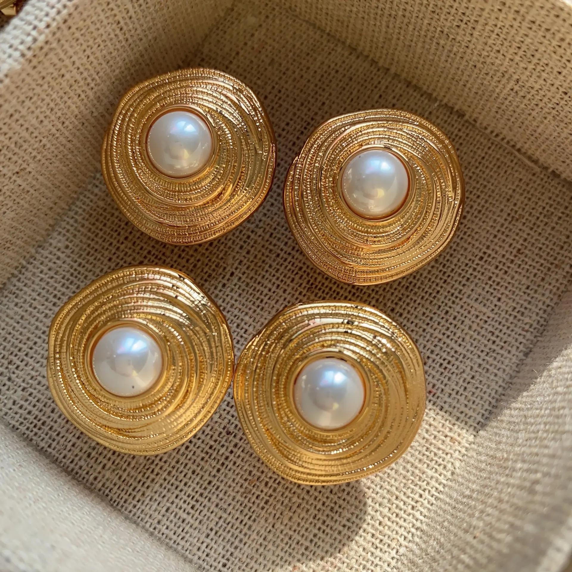 2023 New Arrival Wholesale Fashion Jewelry French vintage pearl earring unique medieval design round pearl stud baroque earrings