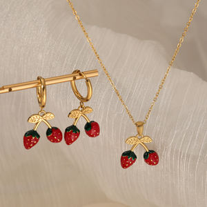 ชุดเครื่องประดับสแตนเลสสตีลชุบทองรูปผลไม้ฤดูร้อน CLIORO สร้อยคอจี้รูปสตรอว์เบอร์รีพร้อมต่างหูแบบห่วงสำหรับผู้หญิง - Product Image 3