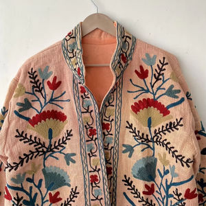 Veste brodée Suzani faite à la main manteau en coton matelassé Boho vêtements d'extérieur brodés ethniques pour femmes veste florale d'art traditionnel - Product Image 1