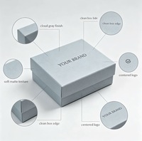 Boîte cadeau rigide personnalisée gris nuage avec couvercle et base, logo de marque privée en relief pour bijoux et emballage cadeau de luxe minimaliste