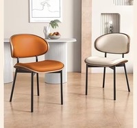 Chaise de salle à manger moderne avec dossier incurvé enveloppant, pour salons, structure en bois massif avec coussin en cuir épais, pieds en métal robustes