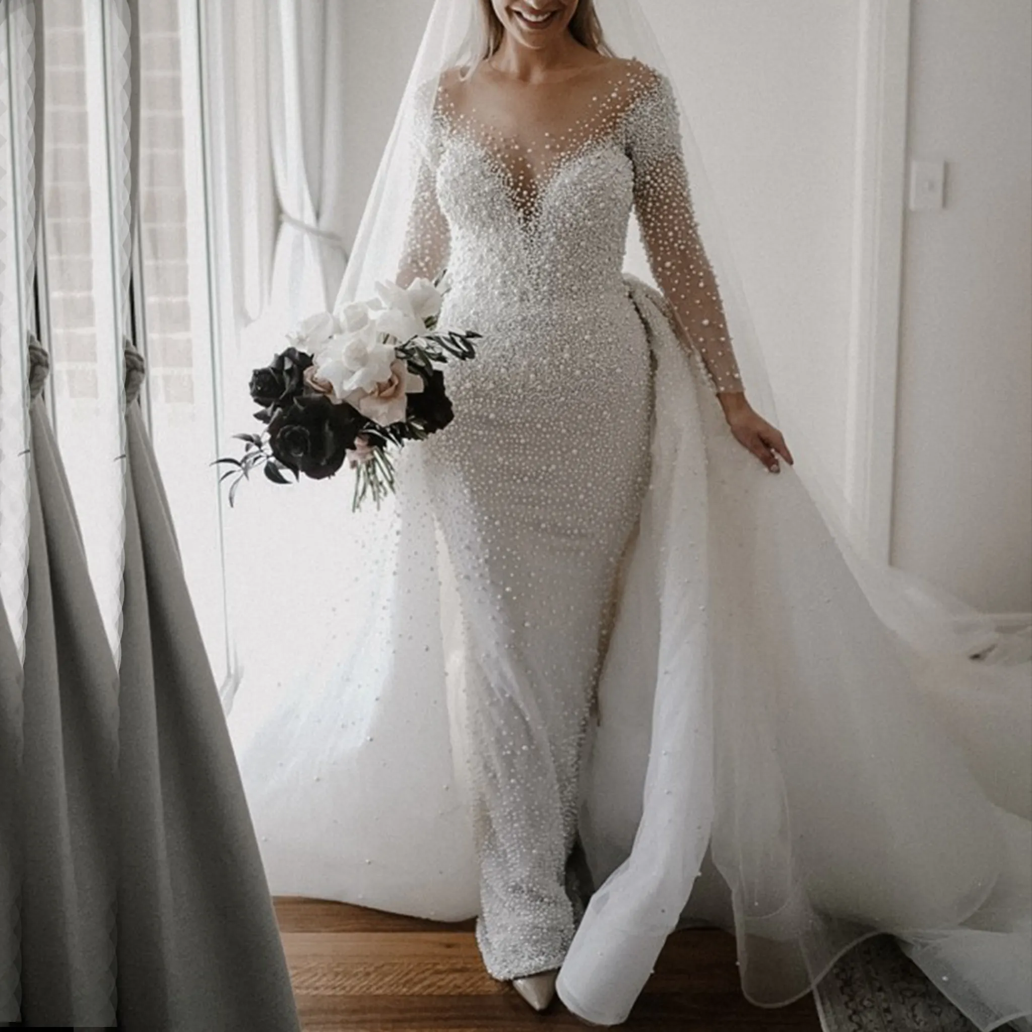 Gaun pernikahan putri duyung putih cantik, gaun pernikahan renda applique rok panjang leher-v dengan kereta api yang dapat dilepas