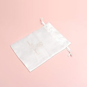 ถุงผ้าซาตินหรูหราคุณภาพสูงแบบมีเชือกผูก สำหรับใส่รองเท้า กระเป๋าถือ ของใช้เกี่ยวกับผม บรรจุภัณฑ์  พร้อมสกรีนโลโก้ ถุงเก็บวิกผม ถุงผ้าไหม - Product Image 5