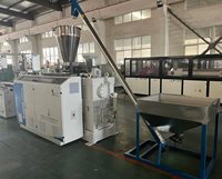 Ligne de production automatique de panneaux rainurés en PVC et de panneaux à lamelles en WPC avec extrudeuses plastiques