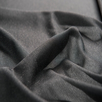 Tissu d'interlining léger à jet d'eau pour robes et chemisiers avec une drapé soyeux