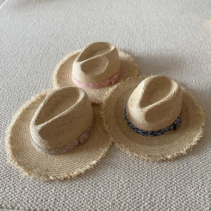 قبعات من القش الرافيا للنساء، قبعة صيفية بحافة كبيرة، تصميم عصري متعدد الاستخدامات، متوفرة في المخزون على المدى الطويل، توريد مباشر من المصنع - Product Image 4