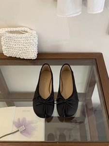 OEM ODM Mocassins pour femmes en satin soyeux à bout Tabi fendu, avec petit nœud, à enfiler, sans talon, légers, antidérapants, silencieux, souples, décontractés pour le quotidien - Product Image 1